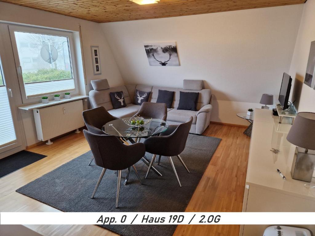 ein Wohnzimmer mit einem Sofa und einem Tisch in der Unterkunft Schwarzwaldblick in Schönwald