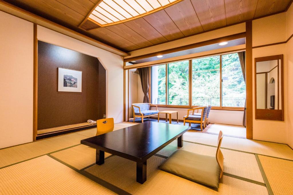 Posezení v ubytování Ooedo Onsen Monogatari Premium Ikaho