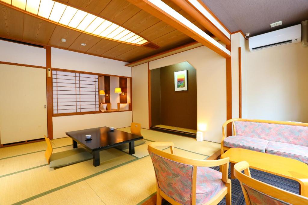 Posezení v ubytování Ooedo Onsen Monogatari Premium Ikaho