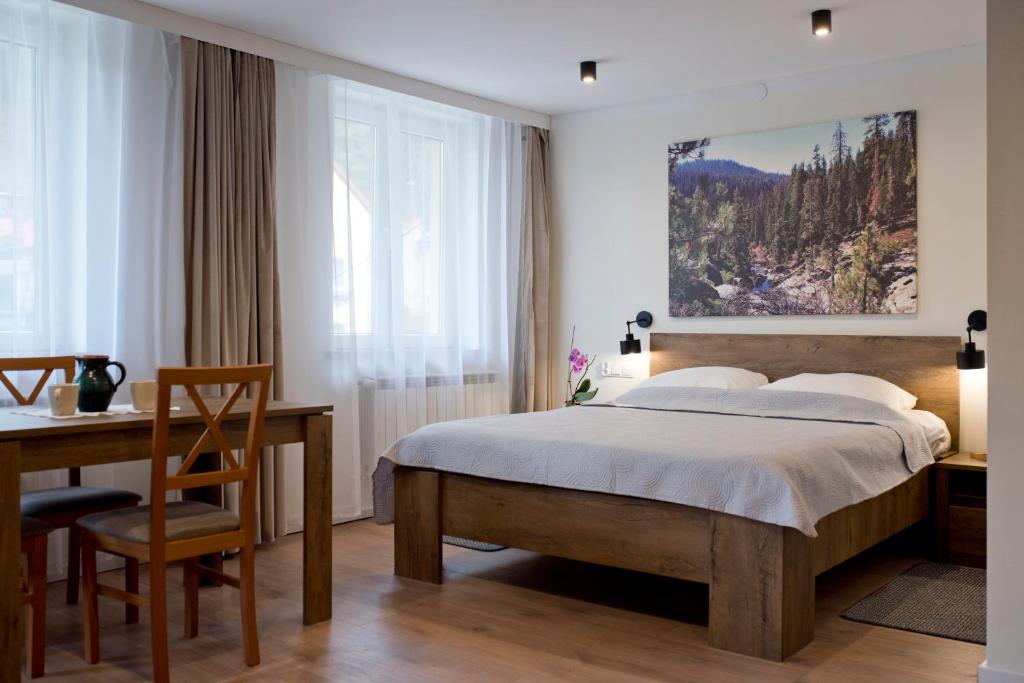 クリニツァ・ズドルイにあるMirarosaのベッドルーム1室(ベッド1台、テーブル、デスク付)