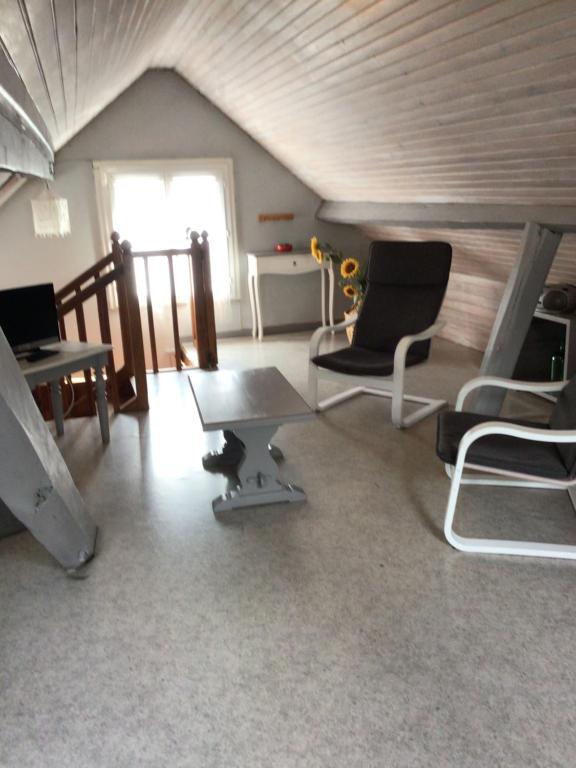 ein Wohnzimmer mit Sofa, Stühlen und einem Tisch in der Unterkunft Laporte in Luz-Saint-Sauveur