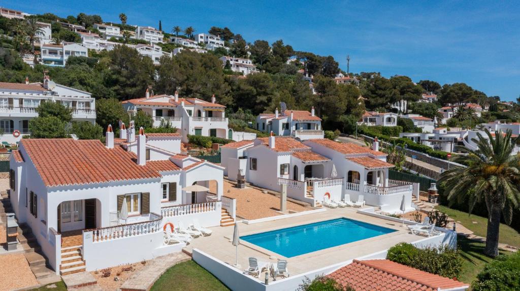 una vista aérea de una casa con piscina en Villas Nord & Sud 83AB, Son Bou By MENORCARENTALS, en Son Bou