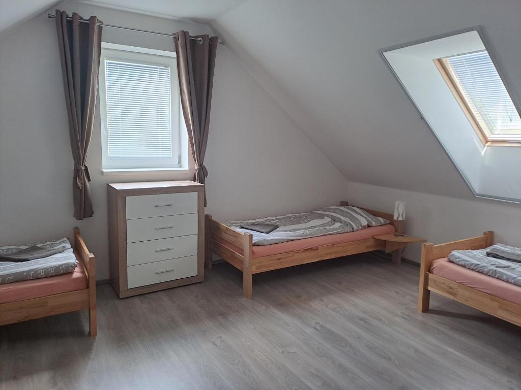Postel nebo postele na pokoji v ubytování Apartmány U Zámečku
