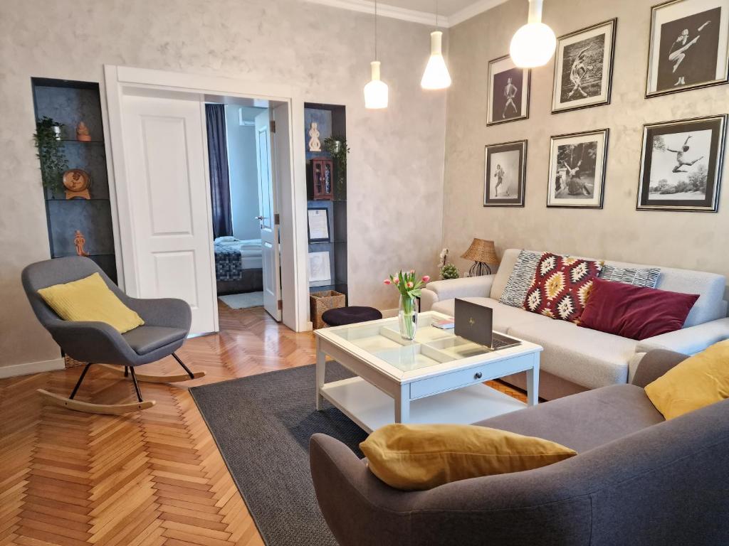 sala de estar con sofá y mesa en Urban Downtown Apartment en Belgrado