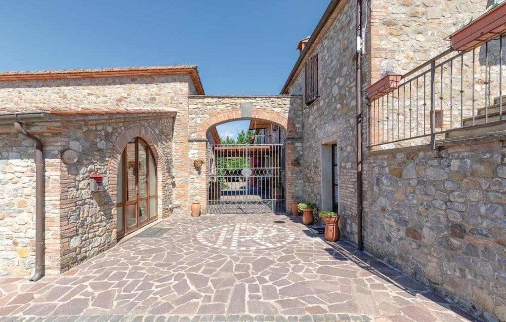 een stenen gebouw met een stenen loopbrug ervoor bij Country House Il Vecchio Frantoio in Monteleone dʼOrvieto