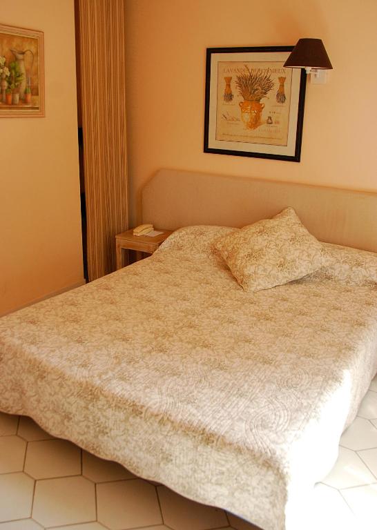 Postel nebo postele na pokoji v ubytování Hotel Les Mazets Des Roches