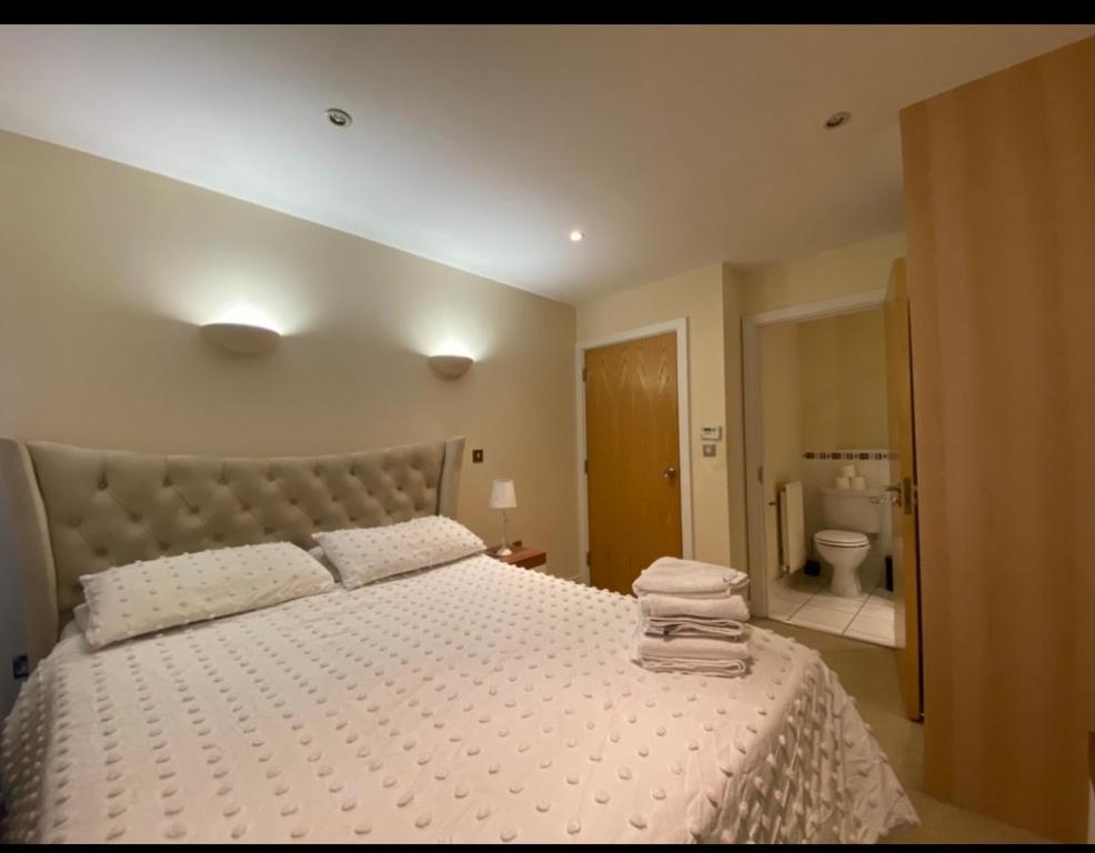 Modern Double bedroom (Ensuite), Golden Valley (updated prices 2024)