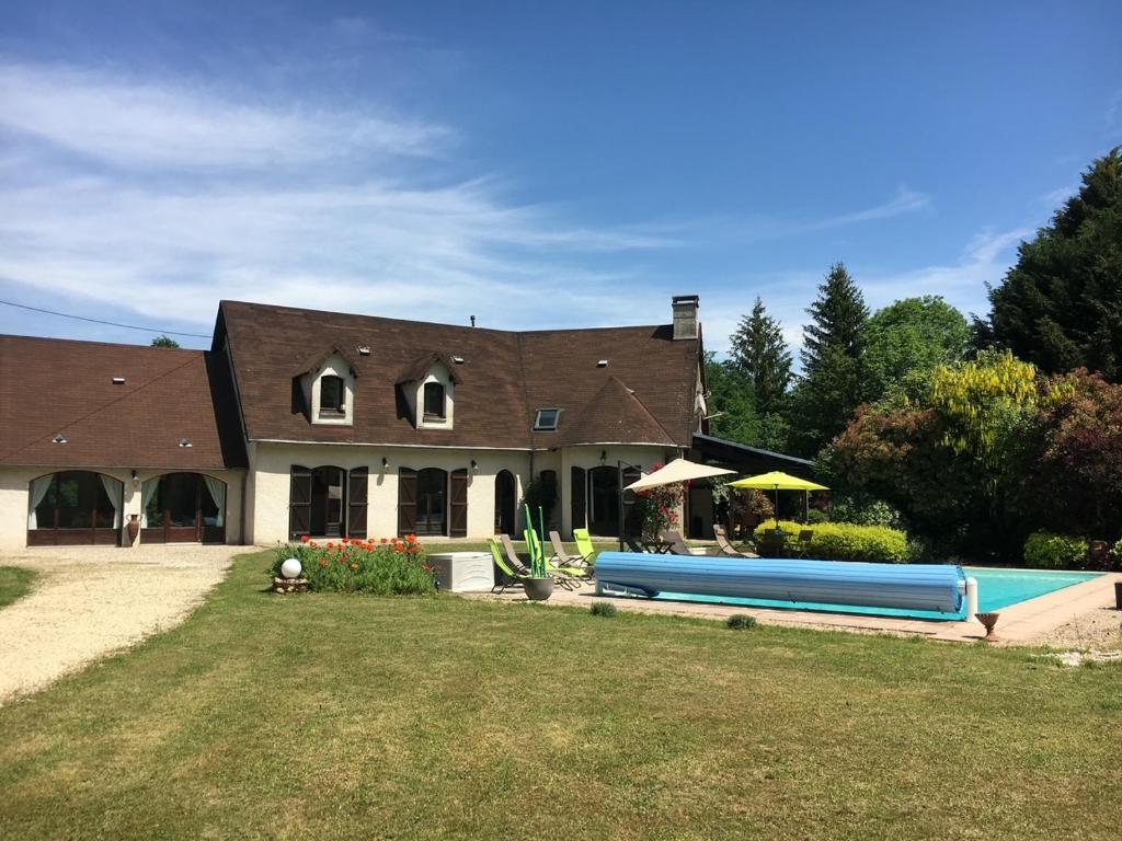 una casa con piscina en el patio en l'étincelle 14 pers, piscine privée chauffée, jacuzzi, sauna, calme en Saint-Martin-des-Champs