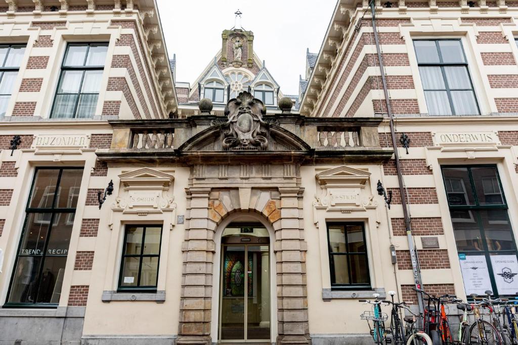 a building with a statue on the front of it at 1001 Nights Boutique Hotel in Haarlem