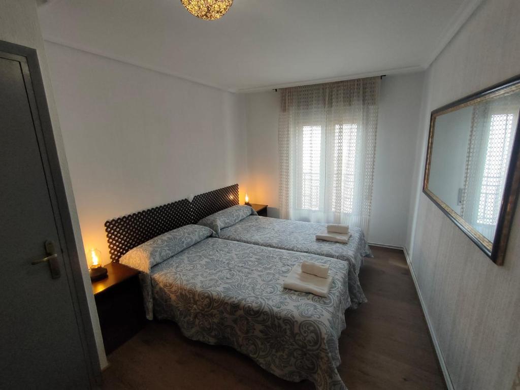 niewielka sypialnia z łóżkiem i oknem w obiekcie CASA GLORIA w mieście Ganuza