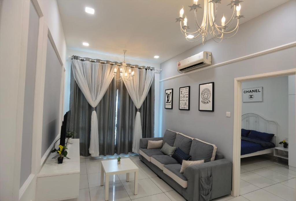 ein Wohnzimmer mit einem Sofa und einem Fenster in der Unterkunft D’Summit residences, Setia tropika , Johor Bahru in Johor Bahru
