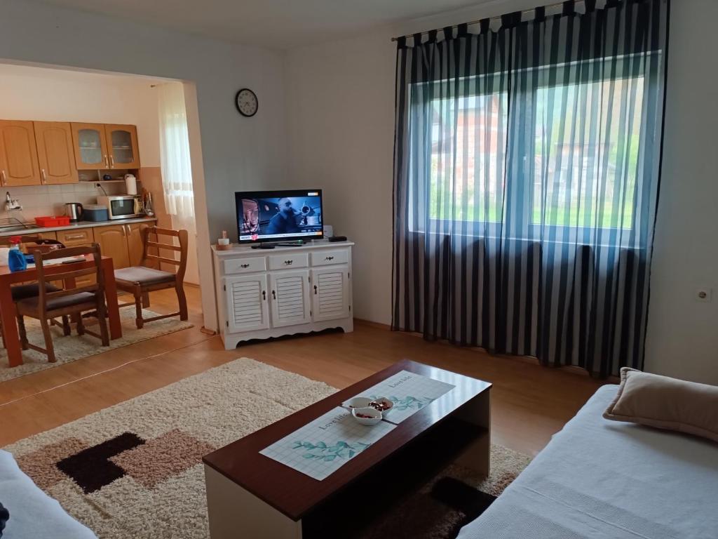 sala de estar con sofá y mesa en Kuca za odmor Una-Mia en Kulen Vakuf