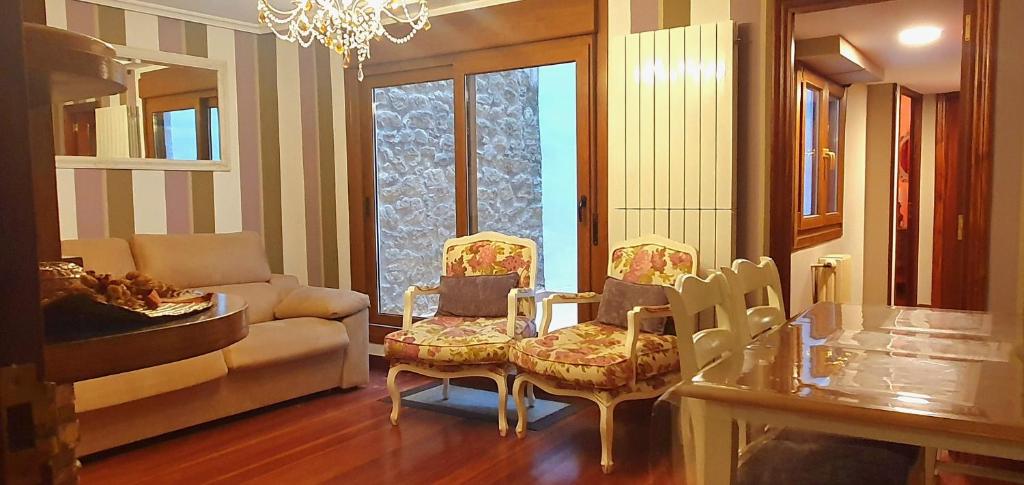 a living room with a couch and a table and chairs at La Casa de Lorenzo in Laguardia