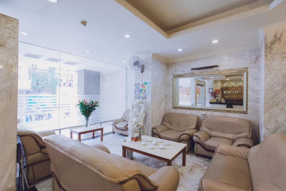 sala de estar con sofás y mesa en A25 Hotel - 221 Bạch Mai en Hanói