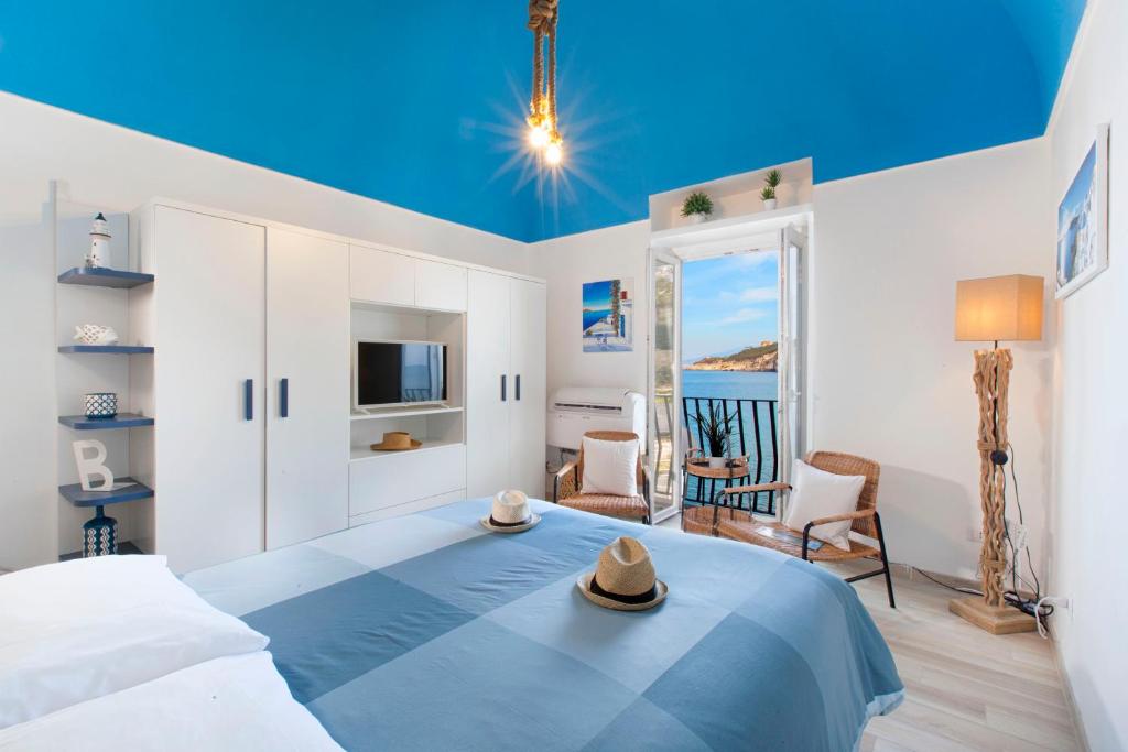 - une chambre avec un lit doté d'un chapeau dans l'établissement Estate4home - Blu Dream Massa, à Massa Lubrense