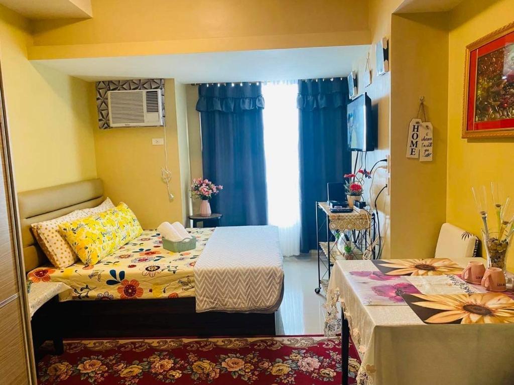 ein kleines Zimmer mit einem Bett und einem Tisch darin in der Unterkunft CTC,congressional town center in Manila