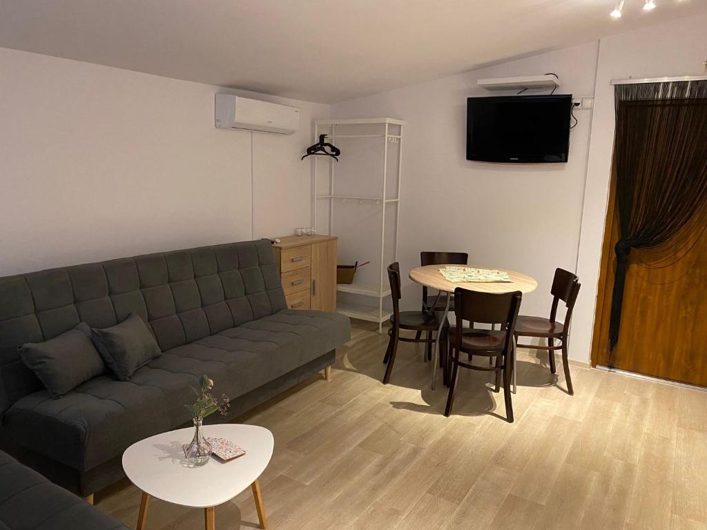 ein Wohnzimmer mit einem Sofa und einem Tisch in der Unterkunft PRZY KWADRACIE in Boszkowo