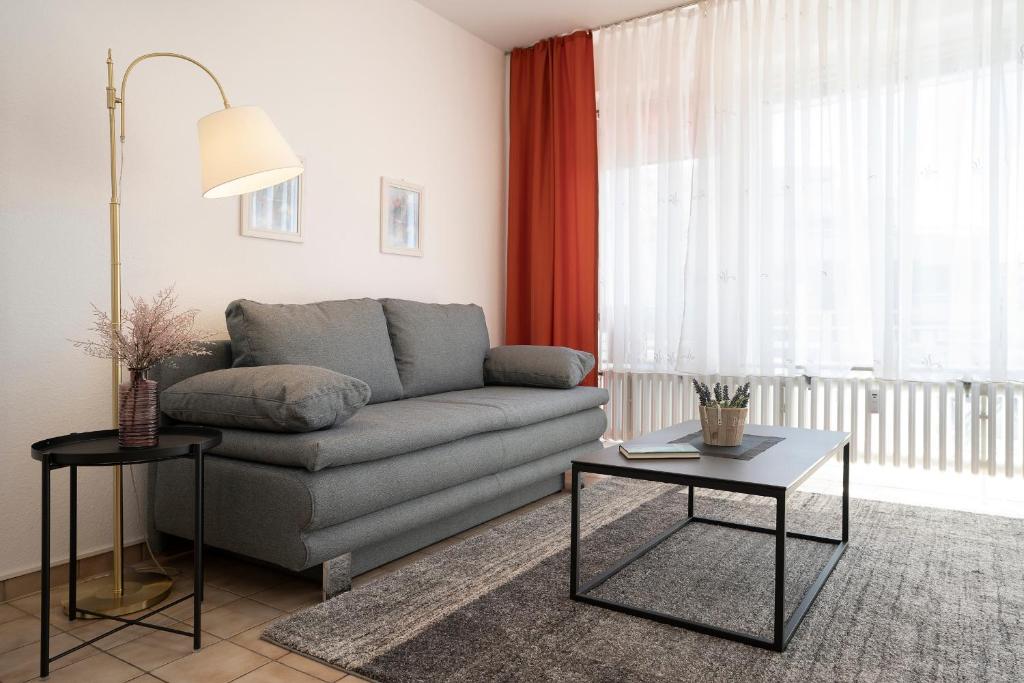 sala de estar con sofá y mesa en Haus Grömitz Wohnung 9, en Grömitz