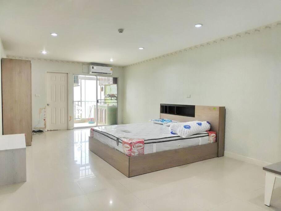 Ban Lat Tanot的住宿－คอนโดงามวดีเพลส ชั้นสูง วิวสวย，一间大卧室,卧室内配有一张床铺
