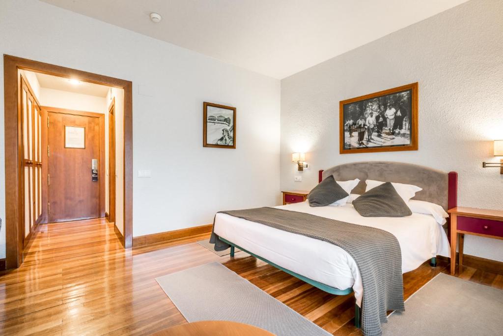 Postel nebo postele na pokoji v ubytování Snö Hotel Formigal