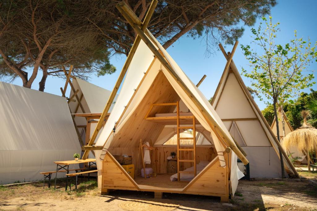 a frame house with a triangular roof at Kampaoh Lagoa in Valdoviño