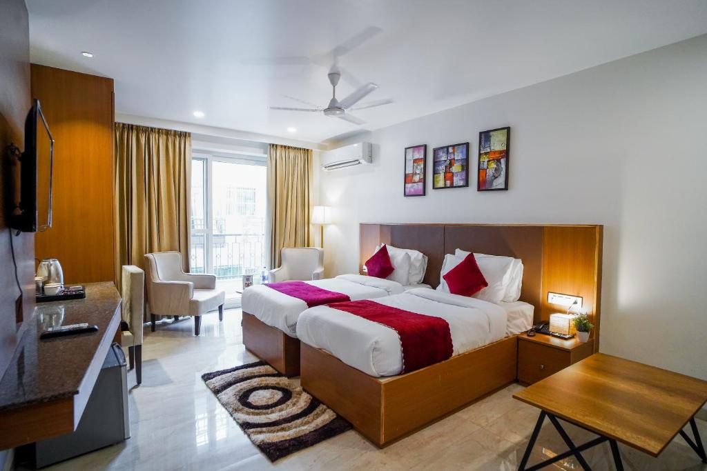 um quarto de hotel com uma cama grande num quarto em Saltstayz Executive Studio Apartment em Gurgaon