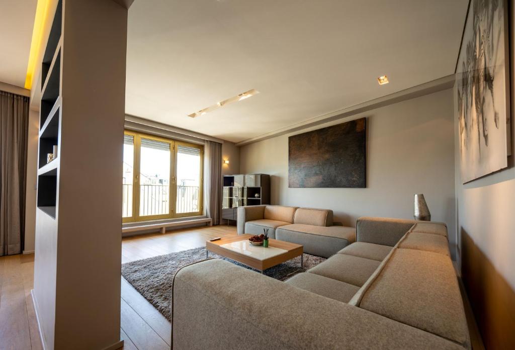 sala de estar con sofá y mesa en Core Luxembourg City- Luxury Brands Street, en Luxemburgo