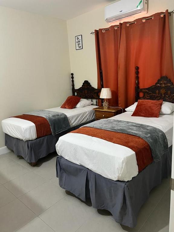 Postel nebo postele na pokoji v ubytování Hamilton @ Oceanpointe a serene 2bed 2 bath Villa