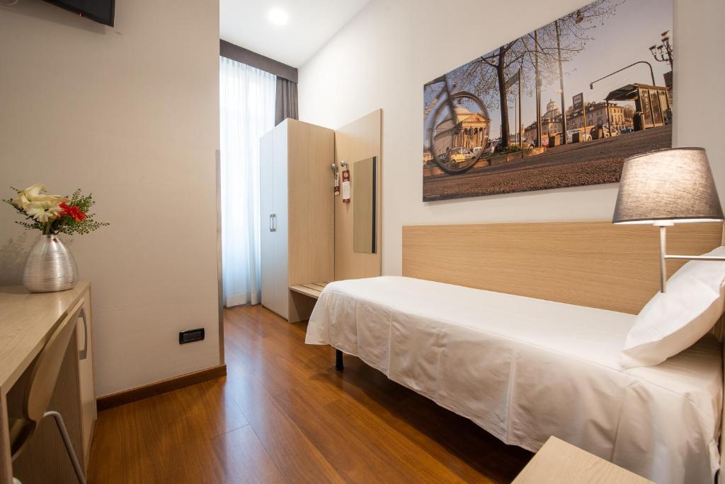 Postel nebo postele na pokoji v ubytování Best Quality Hotel Dock Milano