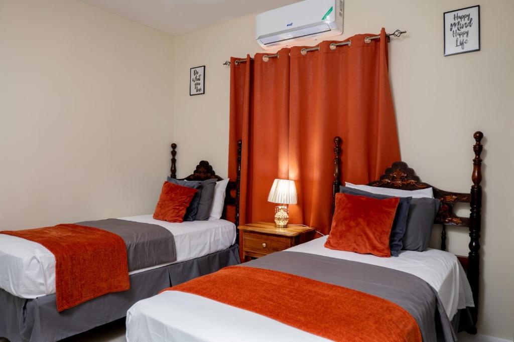 Postel nebo postele na pokoji v ubytování Hamilton @ Oceanpointe a serene 2bed 2 bath Villa