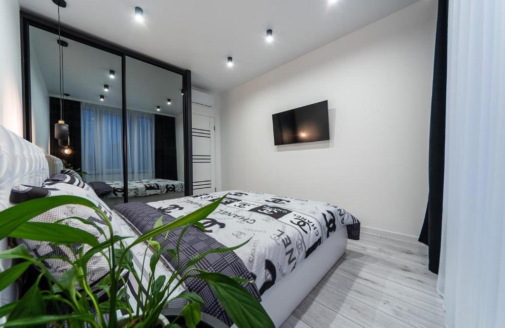 1 dormitorio con cama y ventana grande en Новая квартира с авторским ремонтом в ЖК Seven Днепровская набережная, en Kiev