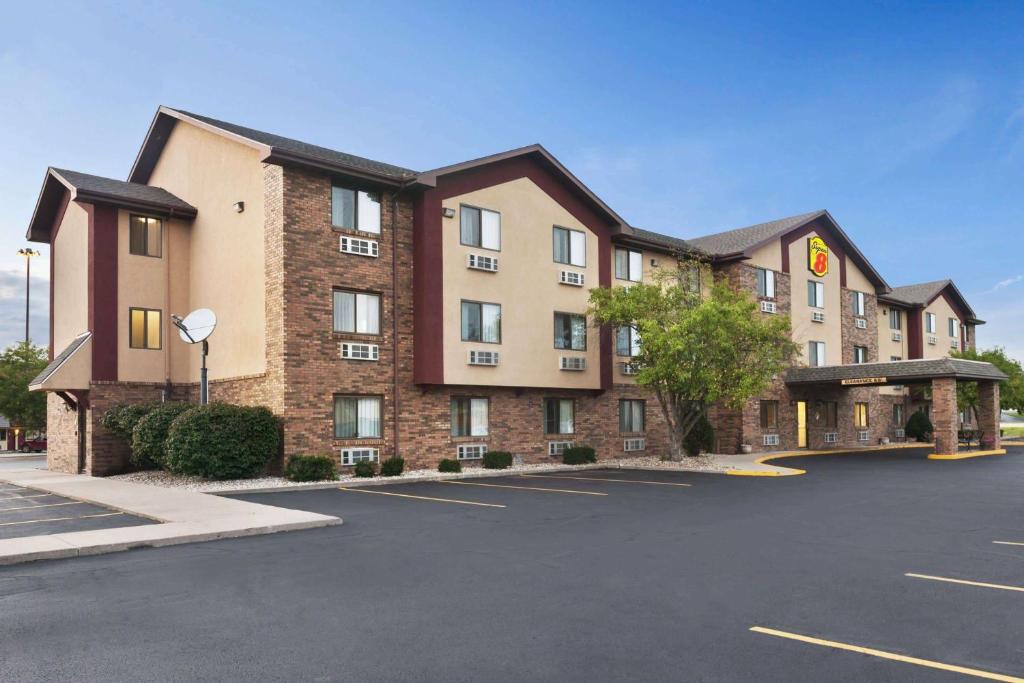 un hotel con un estacionamiento delante de él en Super 8 by Wyndham Peoria, en Peoria