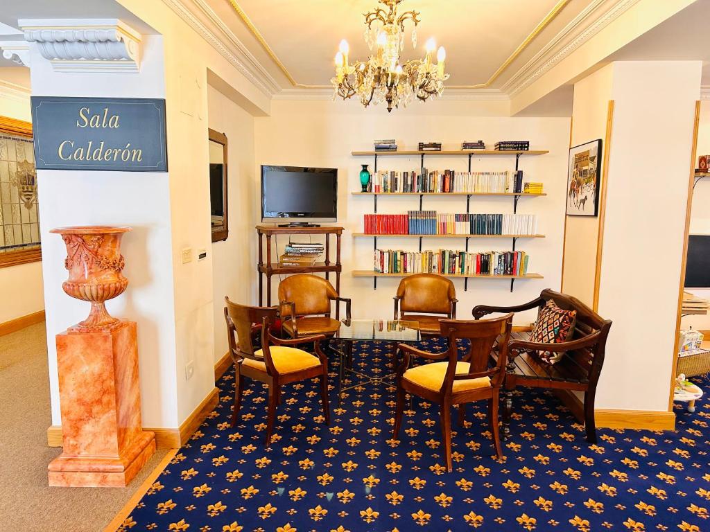 A television and/or entertainment centre at Hotel Zarauz