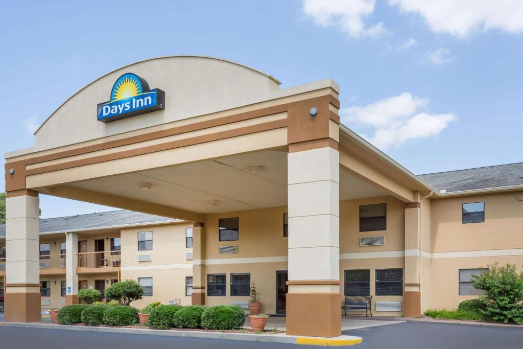 Un hotel con un cartel en la fachada del edificio. en Days Inn by Wyndham Fordyce, en Fordyce