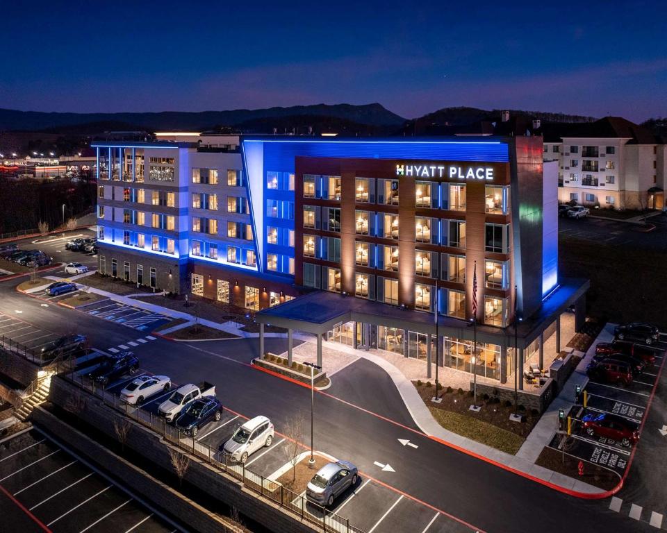 Hyatt Place Harrisonburg في هاريسونبيرغ: مكان الفندق مع وجود سيارات تقف في موقف للسيارات