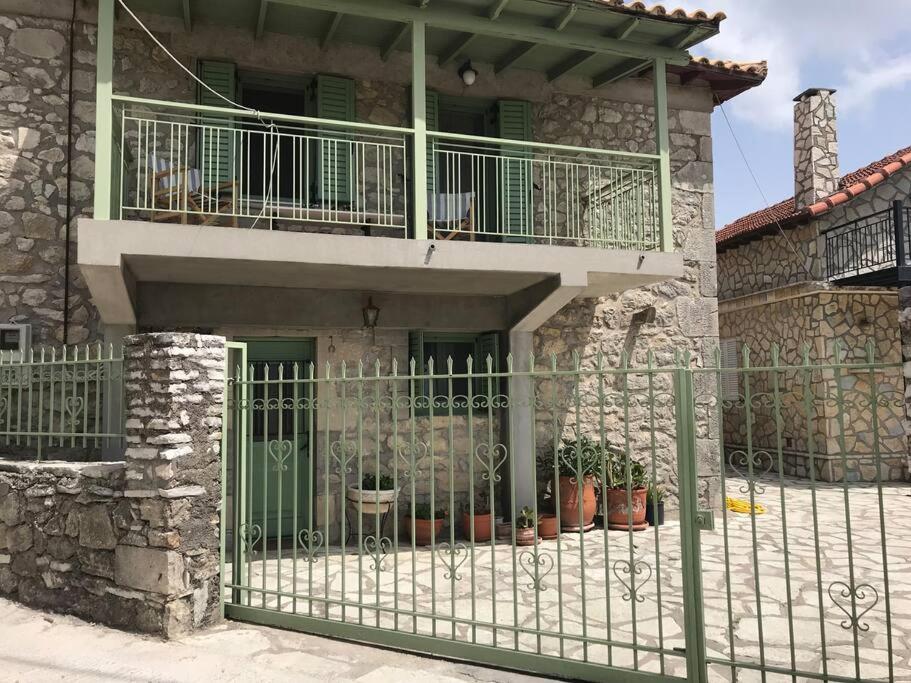 Το κτήριο όπου στεγάζεται  η παραθεριστική κατοικία