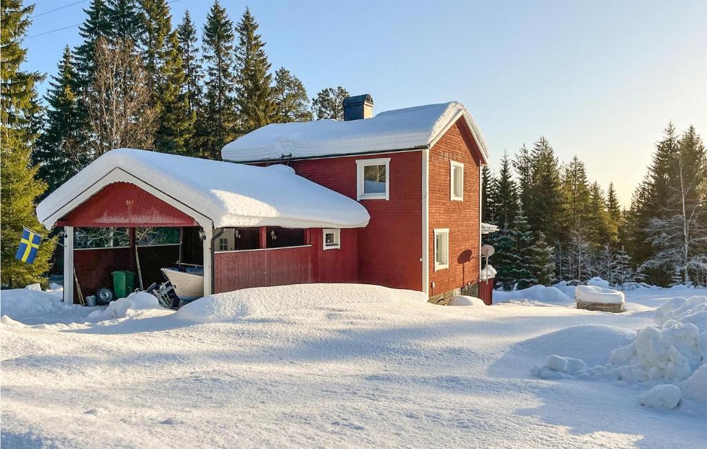 een rood huis met sneeuw erop bij 3 Bedroom Lovely Home In Frnsta in Fränsta