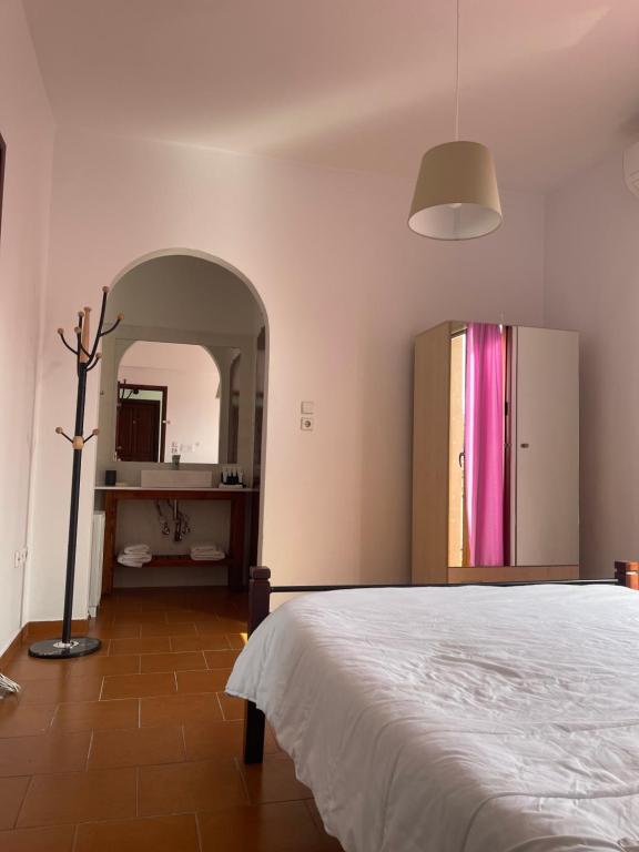 Giường trong phòng chung tại Kapodistriou Apartments