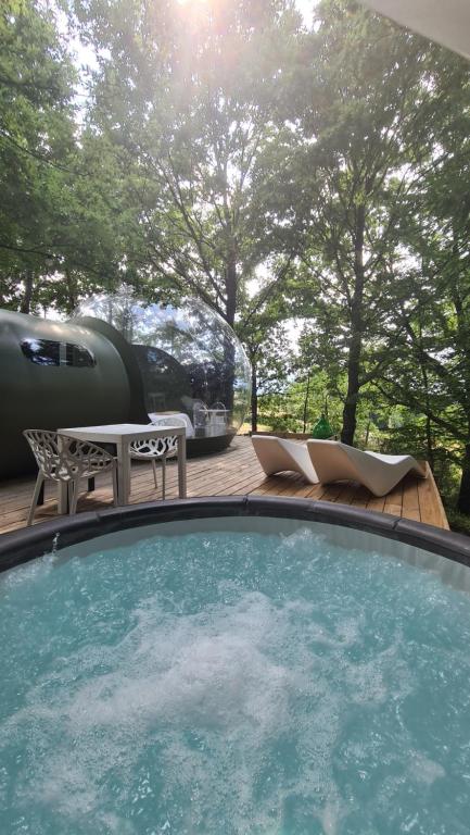 Bazén v ubytování Atmosfera Bubble Glamping nebo v jeho okolí