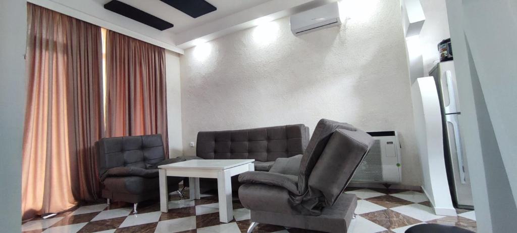 ein Wartezimmer mit 2 Stühlen und einem Tisch in der Unterkunft ოცნების სახლი dream house in Chakvi