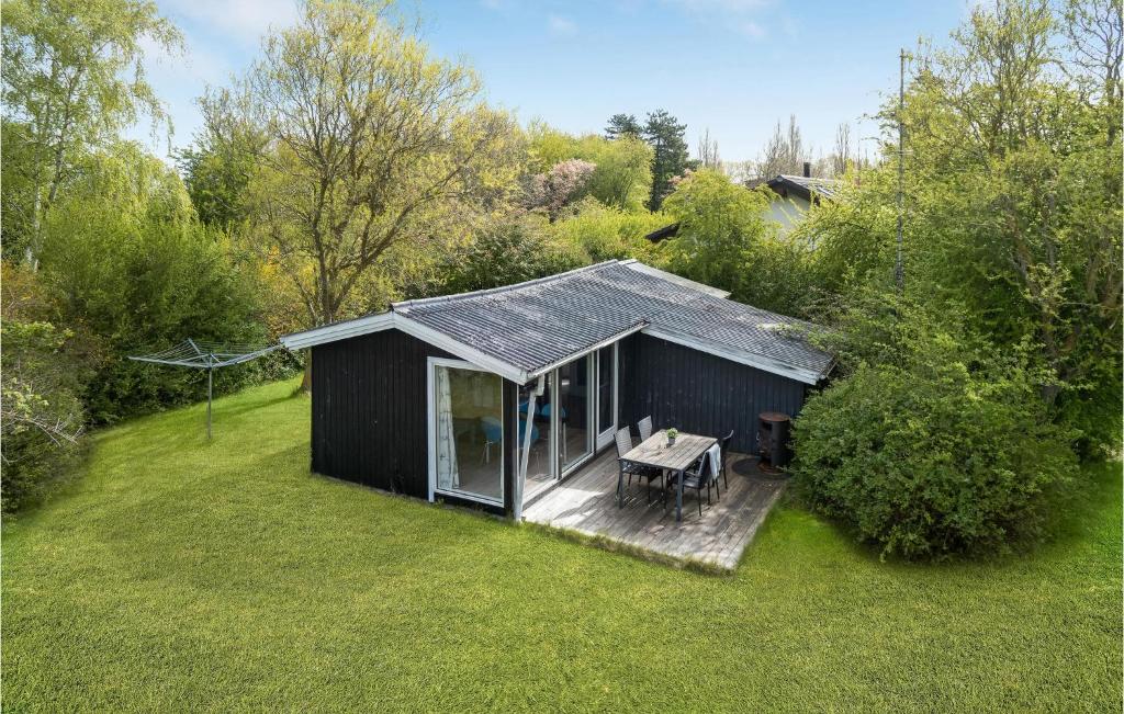 a black shed with a picnic table in a yard at 3 Bedroom Cozy Home In Ask 
