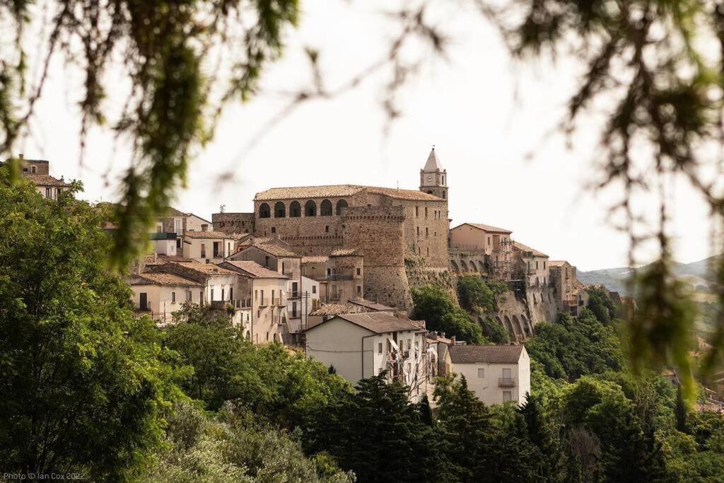 une ville au sommet d'une colline avec des bâtiments dans l'établissement da nonna Ida, à Civita Campomarano