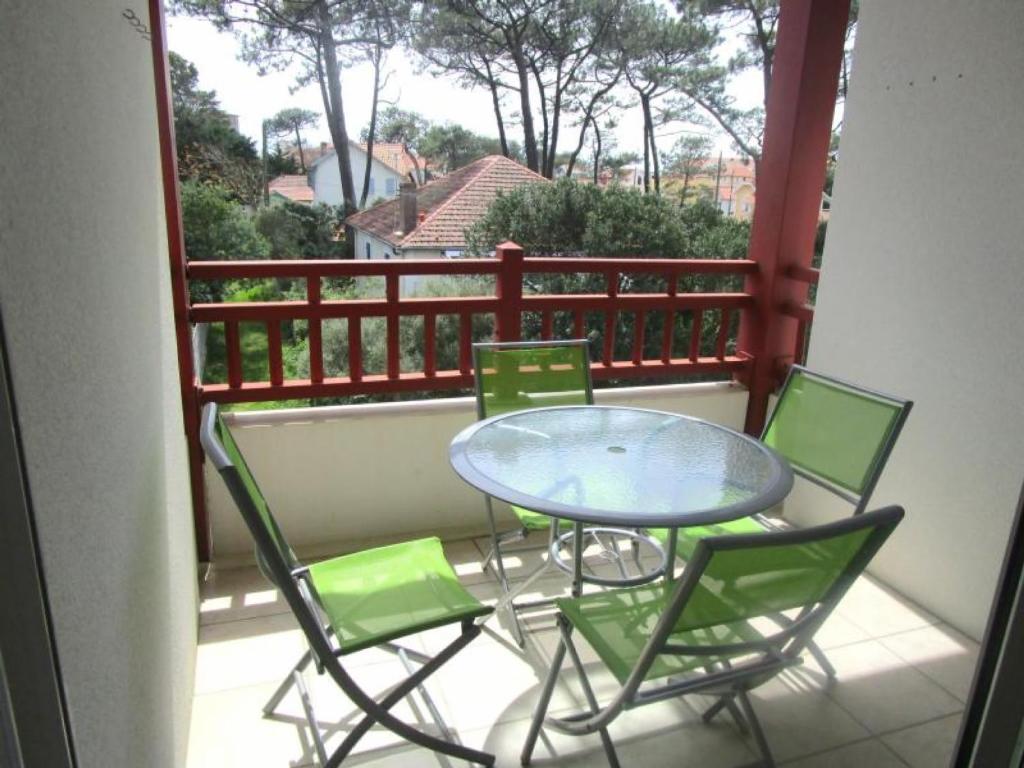 d'un balcon avec une table en verre et des chaises. dans l'établissement Appartement Capbreton, 3 pièces, 4 personnes - FR-1-239-453, à Capbreton