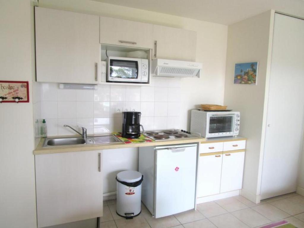a small kitchen with a sink and a microwave at Appartement Capbreton, 3 pièces, 4 personnes - FR-1-239-453 in Capbreton