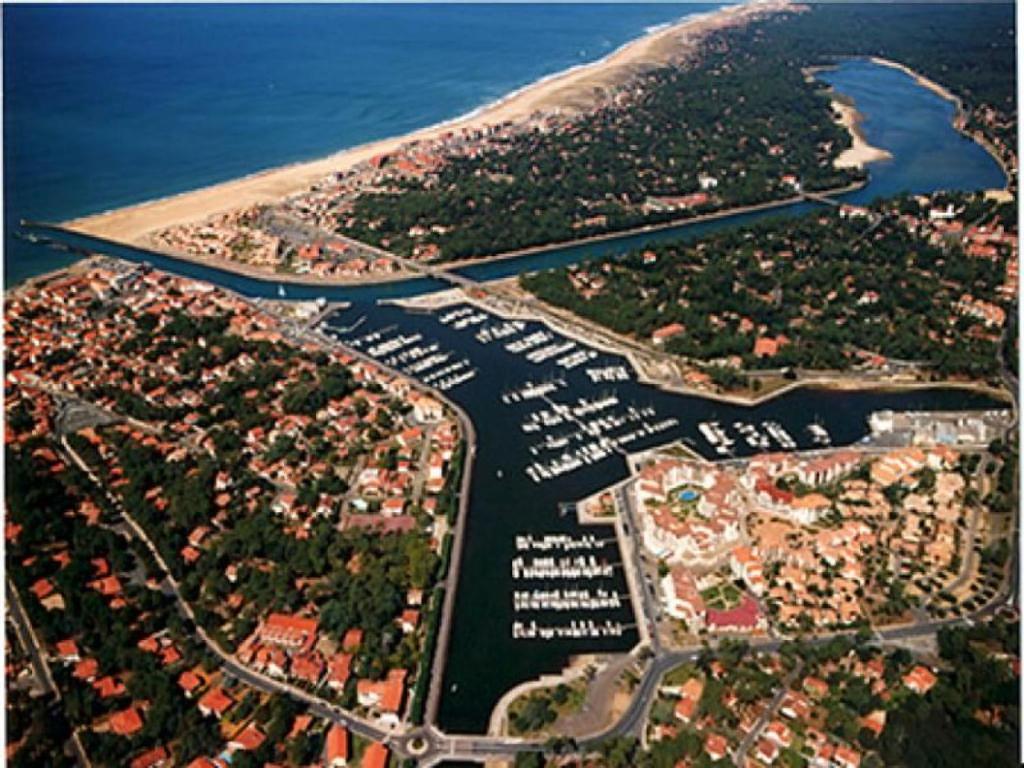 an aerial view of a city next to the ocean at Appartement Capbreton, 3 pièces, 4 personnes - FR-1-239-453 in Capbreton