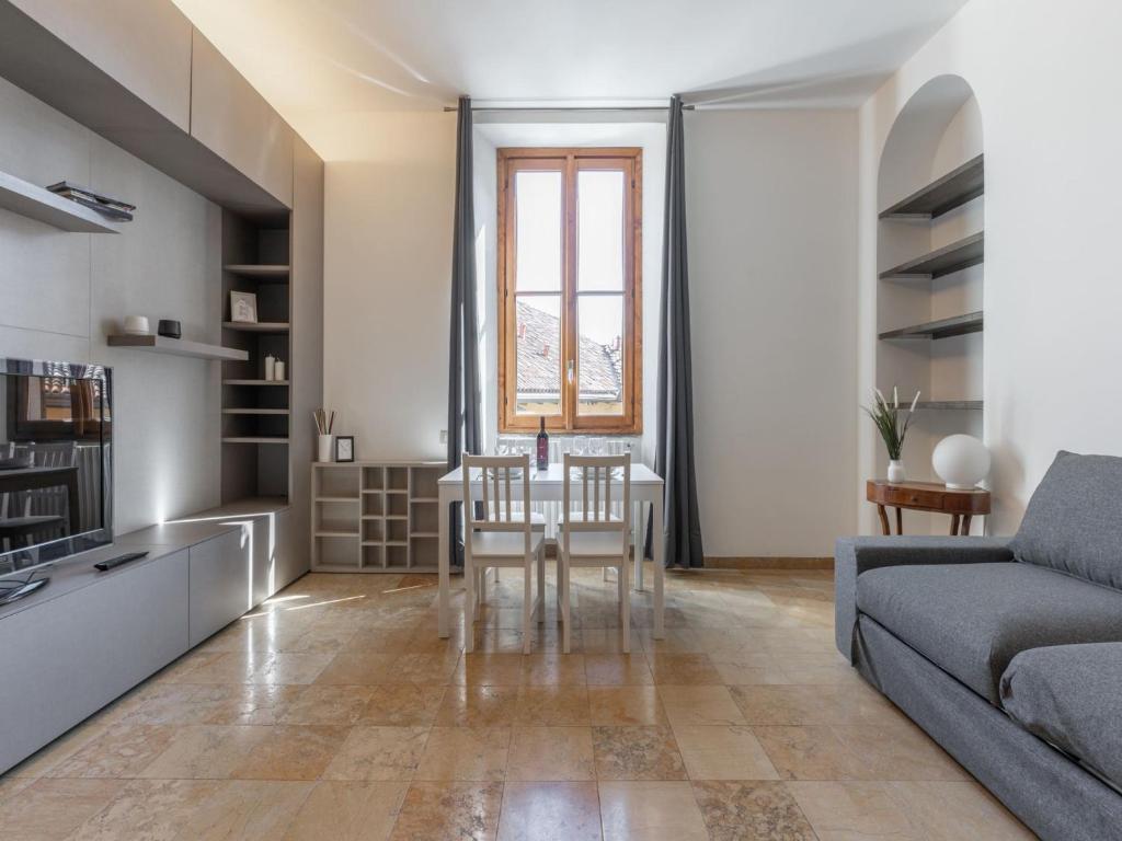 un soggiorno con un tavolo e un divano di The Best Rent - Modern two-bedroom apartment near Navigli a Milano