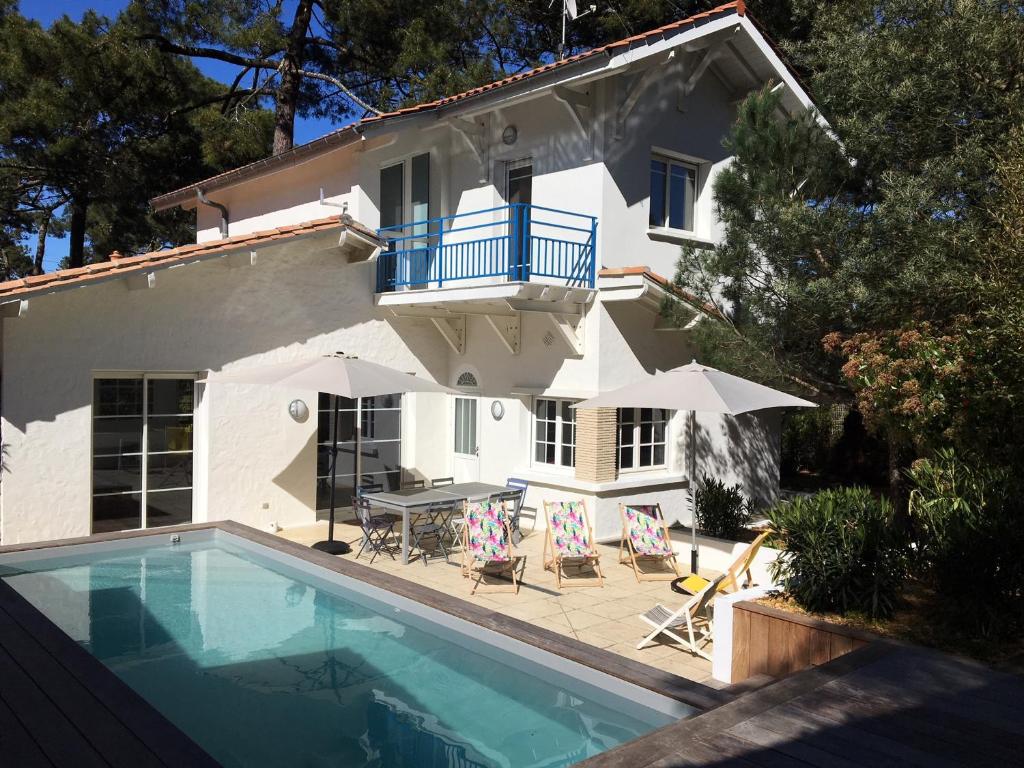 une villa avec piscine devant une maison dans l'établissement Villa moderne 4 chambres, piscine chauffée, Wi-Fi, proche plage et commerces, Arcachon - FR-1-374-147, à Arcachon