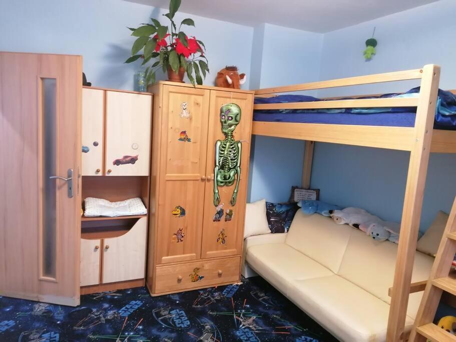 Postel nebo postele na pokoji v ubytování Rodinný půldomek s vybavením a bazenem