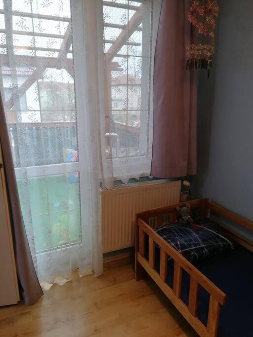 Postel nebo postele na pokoji v ubytování Rodinný půldomek s vybavením a bazenem