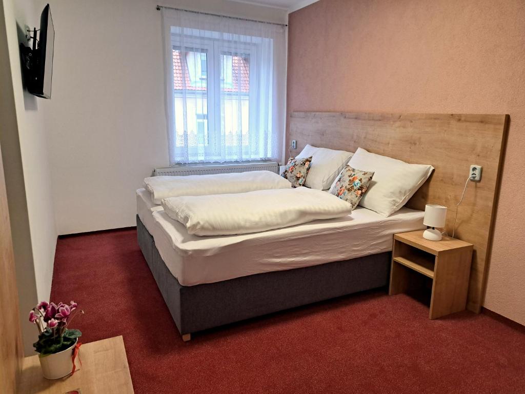 Postel nebo postele na pokoji v ubytování Penzion U Cyrila